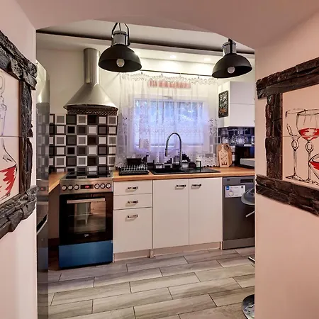 Rentplanet - Jednosci Narodowej Appartement