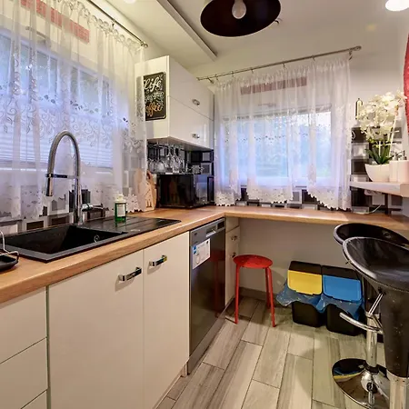 Rentplanet - Jednosci Narodowej Apartment